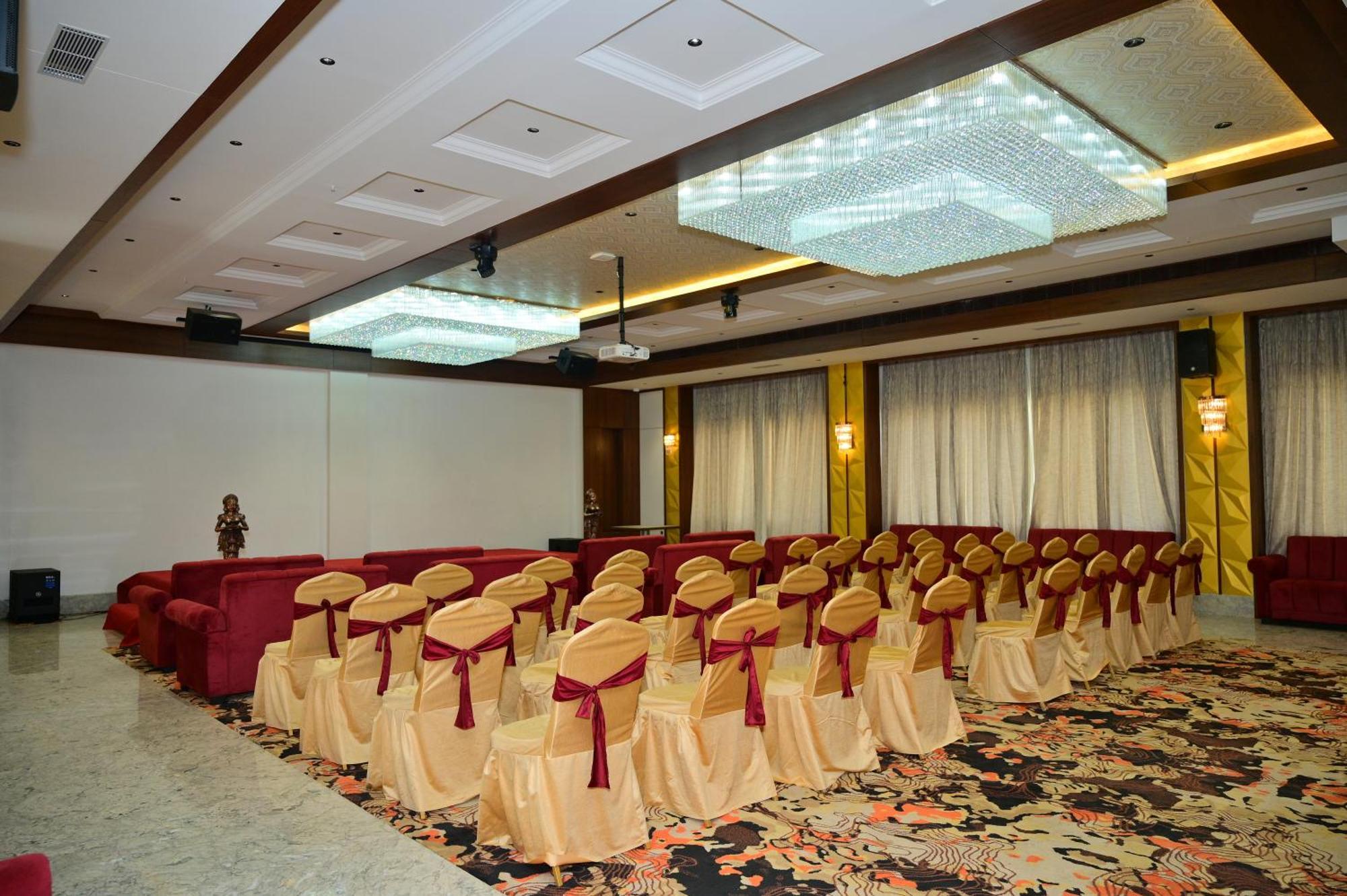 Hotel Golden Riviera Mysore Exterior foto